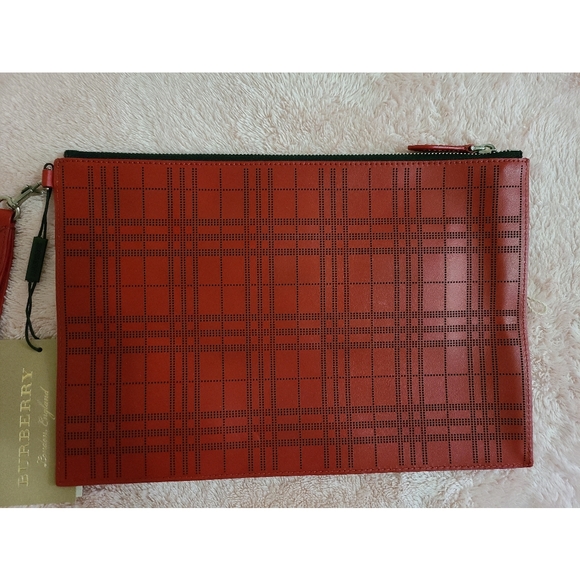 Authentic New Burberry Wristlet - Picture 4 of 6